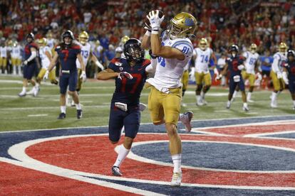 El jugador de UCLA Matt Lynch anota un 'touchdown' el pasado sábado. 