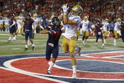 El jugador de UCLA Matt Lynch anota un 'touchdown' el pasado sábado.