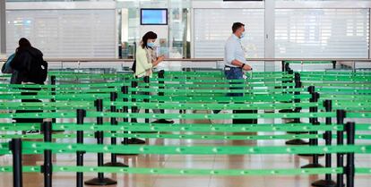 Vista de las colas para facturar el equipaje prácticamente vacías en el aeropuerto de El Prat.