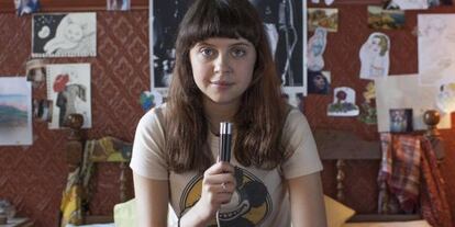 Bel Powley, protagonista de 'Diary of a Teenage Girl', de Marielle Heller, dicta sus vivencias diarias a un micrófono.
