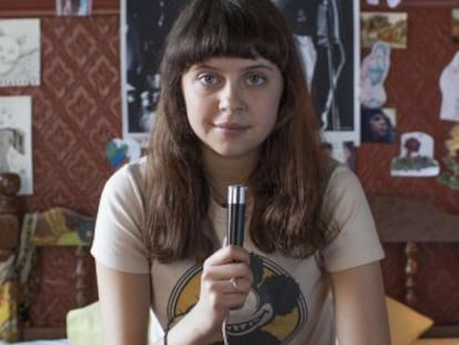 Bel Powley, protagonista de &#039;Diary of a Teenage Girl&#039;, de Marielle Heller, dicta sus vivencias diarias a un micr&oacute;fono.