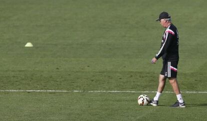 Ancelotti, durant un entrenament a Valdebebas.
