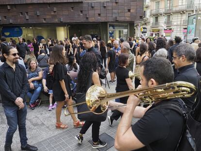 Protesta de alumnos y profesores del instituto Oriol Martorell de Barcelona, este miércoles.