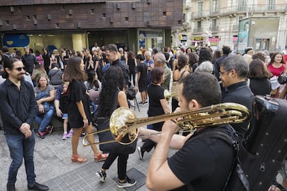 Protesta de alumnos y profesores del instituto Oriol Martorell de Barcelona, este miércoles.