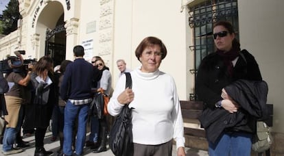 Los familiares del supuesto bebé robado en el cementerio de Alicante.