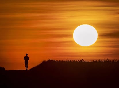 Un hombre corre al amanecer en Frankfurt, Alemania, el 25 de junio de 2019.