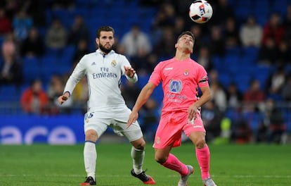 El Real Madrid lucha por un balón frente a la Cultural en el Bernabéu