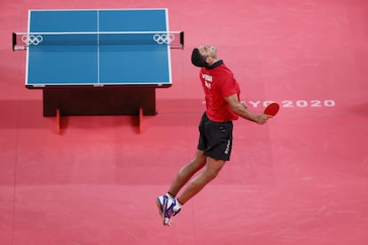 El egipcio Omar Assar celebra su victoria en octavos de final de tenis de mesa, en Tokio.