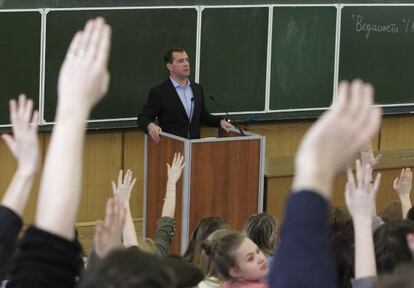 El presidente ruso, Dmitri Medvédev, responde a las preguntas de los estudiantes en la Universidad Estatal de Moscú.