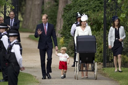 En julio de 2015, Carlota de Cambridge fue bautizada en St. Mary Magdalene Church en Sandringham. En la imagen, el momento en que la familia llega a la iglesia.