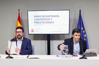 El secretario de Estado de Empleo y Economía Social, Joaquín Pérez Rey (i) y el de Seguridad Social y Pensiones, Borja Suárez (d), durante la rueda de prensa ofrecida este martes.