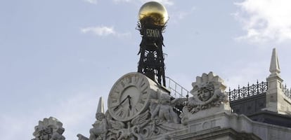 Reloj en la fachada de la sede del Banco de Espa&ntilde;a, en la Plaza de Cibeles en Madrid.