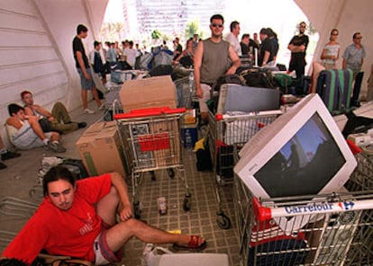 Asistentes a la Campus Party momentos antes de instalar sus equipos.