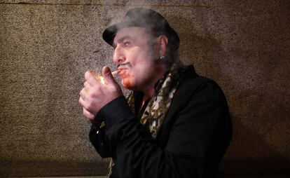 El cantautor e intérprete Tonino Carotone en el barrio de Chueca, Madrid.