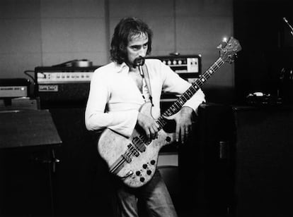 El bajista John McVie en el estudio. Durante la grabación de 'Rumours' fue el que más recurrió a la bebida para superar sus destrozos sentimentales.