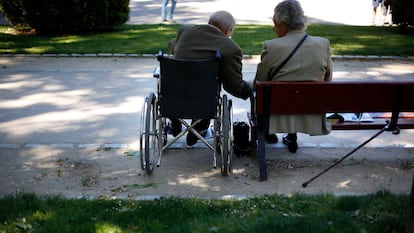 Dos hombres descansan en el Parque del Retiro, en Madrid.