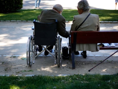 Un anciano en silla de ruedas, en el parque de El Retiro, en Madrid, en una foto de archivo.