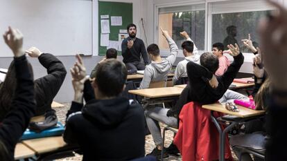 Varios alumnos intervienen durante una clase de 4º de ESO.