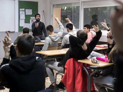 Varios alumnos intervienen durante una clase de 4º de ESO.