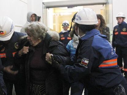 A defesa civil evacua um edifício em Viña del Mar.