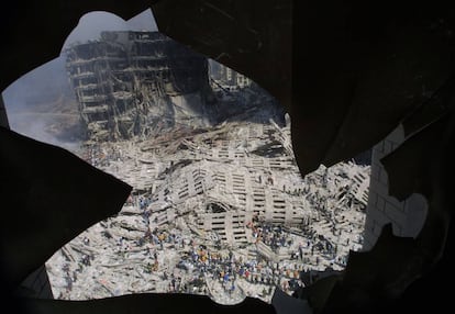 Escombros de las Torres Gemelas dos días después de los atentados del 11-S. |