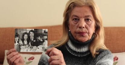 Isabel Gonz&aacute;lez muestra una foto de ella con su marido la v&iacute;spera del asesinato.