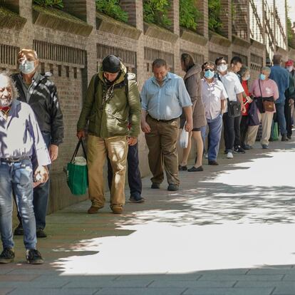 MADRID. 18-05-2020. Personas esperando a recibir una bolsa con comida en el Comedor Social de las Hijas de la Caridad en la calle Martnez Campos de Madrid. FOTO: LUIS DE VEGA