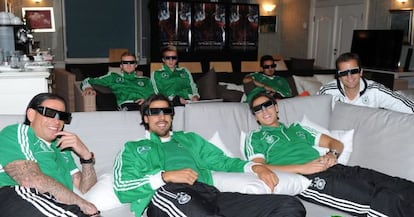 Khedira, &Ouml;zil y otros jugadores ven una pel&iacute;cula en 3D.