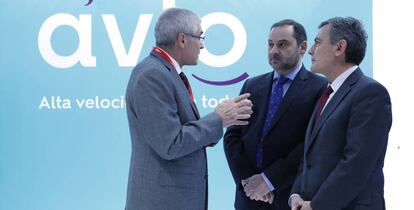 El presidente de Renfe, Isaías Táboas, con el ministro de Transportes, José Luis Ábalos, y el secretario de Estado Pedro Saura.