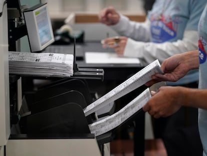 Trabajadores electorales procesan papeletas en el condado de Clark, en Las Vegas (Nevada).