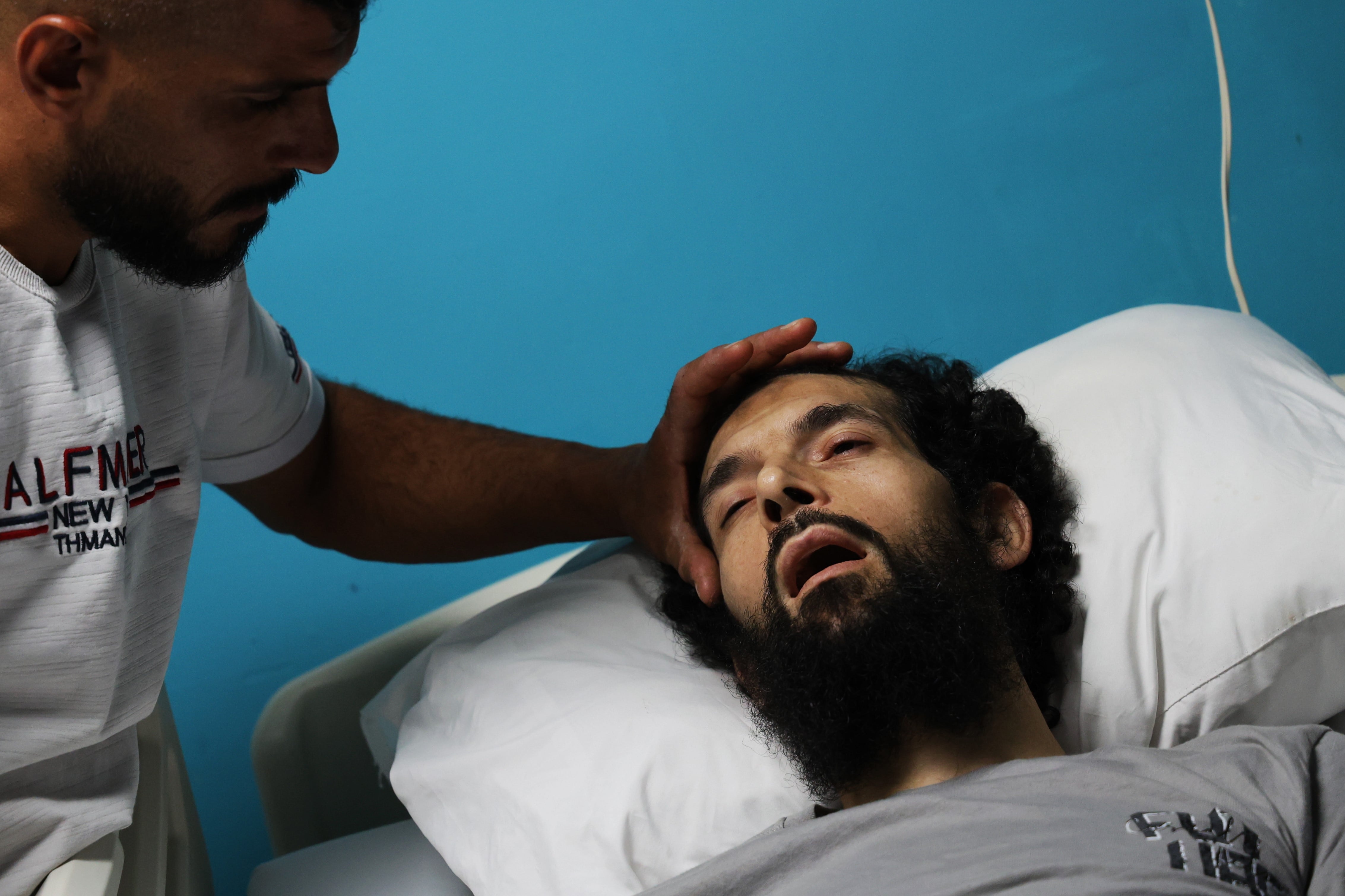 O palestino Moazzaz Abyat, internado em um hospital em Belém (Cisjordânia) após ser libertado de uma prisão israelense onde permaneceu por quase nove meses, no dia 9 de julho.