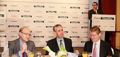 De izquierda a derecha Francisco Vallejo, presidente de Banco Urquijo (Banco Sabadell), el ministro Ramón Jáuregui, y Vicente Moreno, presidente de Accenture, con Jorge Rivera director de Cinco Días, al fondo