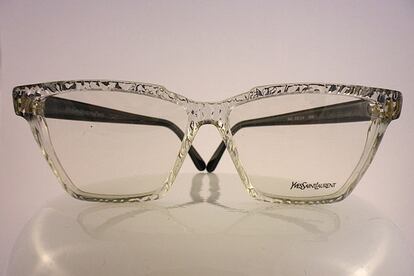 Esta gafa de Yves Saint Laurent pasaría desapercibida en una reunión de superheroes en el planeta Kripton. Se la adjudicamos a Linda Carter en su papel de Wonderwoman (150 euros).
