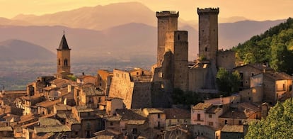 Desde las torres medievales de Pacentro la vista se extiende por el valle de Peligna, en la provincia de L'Aquila, a una hora y media en coche de Roma. La leyenda atribuye su fundación al héroe troyano Pacinus, compañero de viaje de Eneas tras la destrucción de Troya.