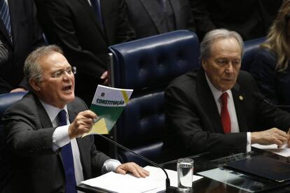 O presidente do Senado, Renan Calheiros, segurou a Constituição ao discursar pouco antes do impeachment, ao lado do presidente do STF, Ricardo Lewandowski.