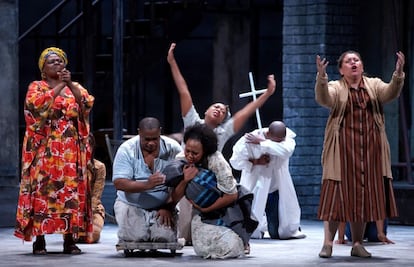 Opera 'Porgy and Bess', de George e Ira Gershwin, interpretada por la Cape Town Opera Company, con dirección musical de Tim Murray. La obra se representará hasta el 10 de julio en el Teatro Real. En la imagen María (Miranda Mini) y serena (Arline Jaftha).