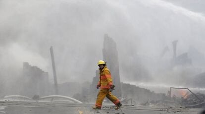 Un bombero pasa junto a los restos del tren siniestrado, en la ciudad de Lac-Megantic. Quebec.