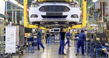 Los operarios de Ford completan los interiores de los vehículos.