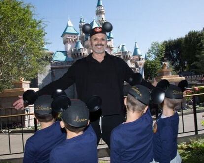 miguel bosé con sus cuatro hijos