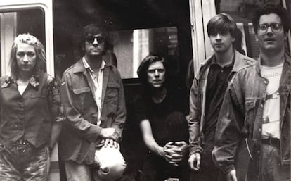 De izquierda a derecha: Kim Gordon, Lee Ranaldo, Thurston Moore, Steve Shelley e Ignacio Julia en 1988. "Esa foto, en la que estoy hecho un pipiolo, es de la mañana siguiente a su debut en España, en Zeleste 2 en Barcelona, hoy Razzmatazz".