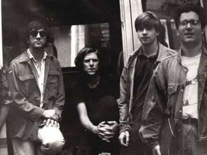 De izquierda a derecha: Kim Gordon, Lee Ranaldo, Thurston Moore, Steve Shelley e Ignacio Julia en 1988. "Esa foto, en la que estoy hecho un pipiolo, es de la mañana siguiente a su debut en España, en Zeleste 2 en Barcelona, hoy Razzmatazz".