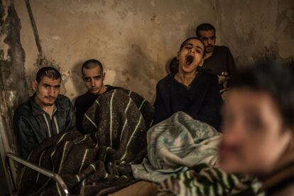 Desde el inicio del conflicto, el hospital mental Al-Moshatead, de la ciudad vieja de Alepo (Siria) quedó en medio del fuego cruzado y fue abandonado por los médicos: solo quedaron algunos enfermeros (febrero de 2013).