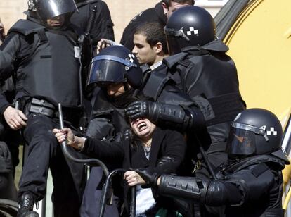 Esta vivienda de Ofelia Nieto se convirtió en agosto de 2013 en uno de los focos de resistencia de los grupos antidesahucios. Ante el anuncio de que el Ayuntamiento los iba a desalojar, los residentes se parapetaron en sus viviendas en la que también se alojaron otros miembros de estos grupos. Al final, el Consistorio desistió.