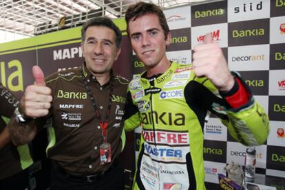 El campeón del mundo Nico Terol celebra la victoria con Jorge Martínez Aspar