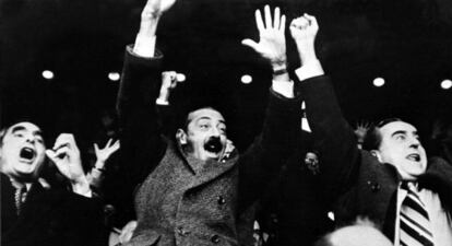 Videla (centro) y otros miembros de la junta militar celebran un gol de la selección argentina en el Mundial de 1978.