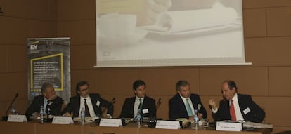 De izquierda a derecha: Germ&aacute;n R&iacute;os (Banco de Desarrollo de Am&eacute;rica Latina); Ra&uacute;l Garcr&iacute;a (EY); Federico Linares (EY); Javier Vega de Seoane (C&iacute;rculo de Empresarios) y Benigno Varela (ex magistrado de la Sala de lo Social del Tribunal Supremo), durante la jornada La reforma laboral en la encrucijada pol&iacute;tica organizada por EY.