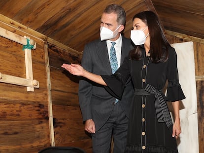 Los reyes Felipe y Letizia observan la réplica del zulo en el que ETA encerró al funcionario de prisiones José Antonio Ortega Lara durante 532 días, en el Centro Memorial de las Víctimas del Terrorismo de Vitoria, este martes.