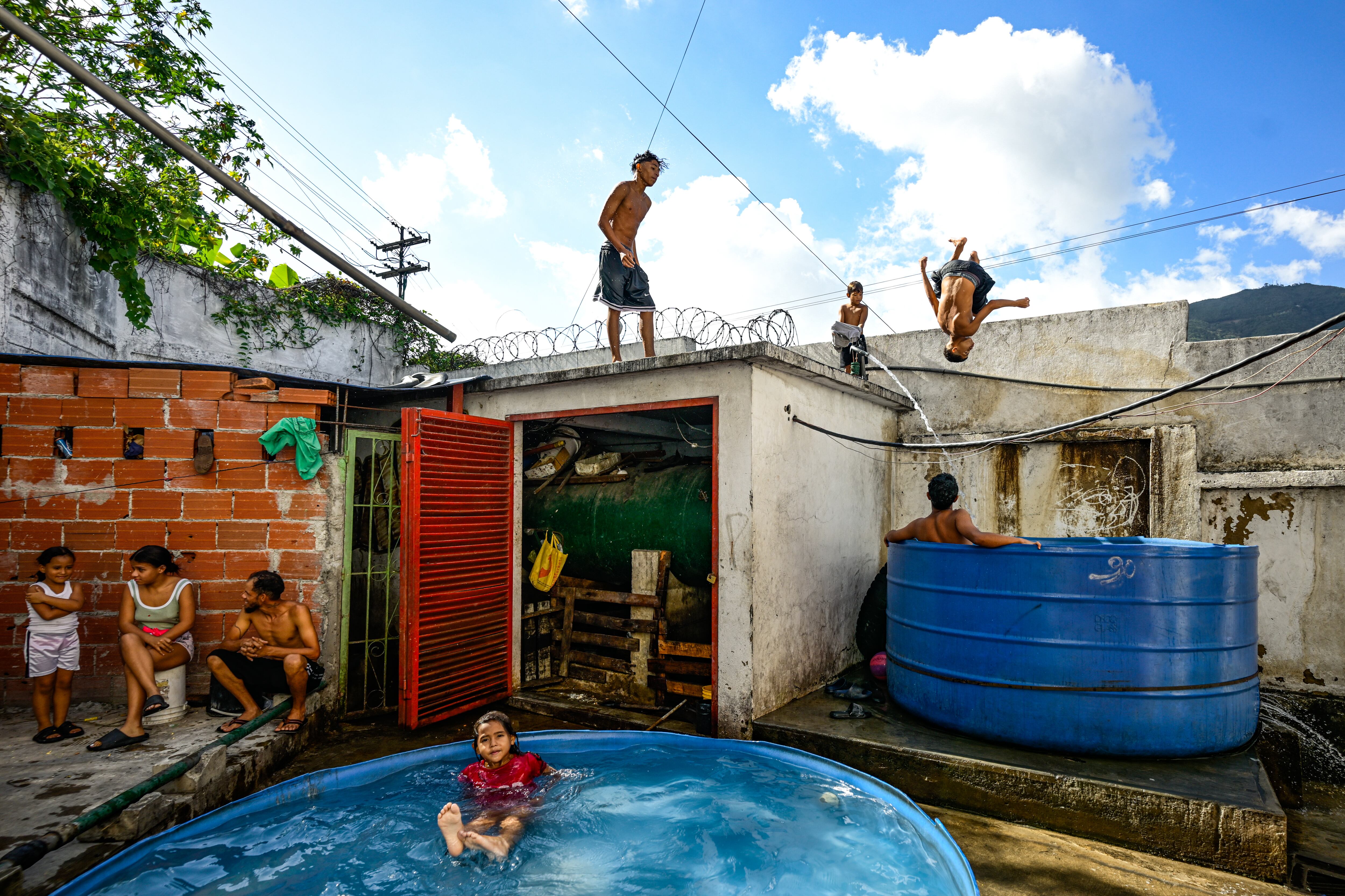 Niños juegan en el refugio La Posada de Catia,en Caracas.
