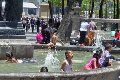 Ni?os en una fuente de la Ciudad de Mxico. 