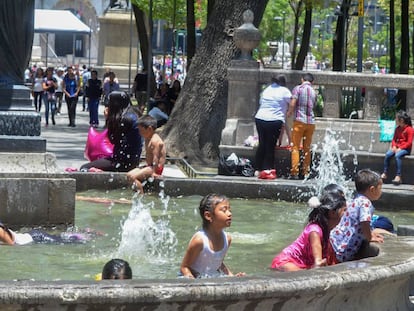 Niños en una fuente de la Ciudad de México. 